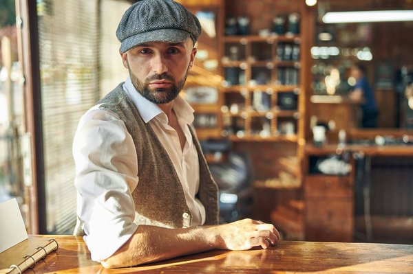 Créez un look ultra-branché avec les chapeaux années 30, l'incarnation parfaite de l'élégance et de l'originalité