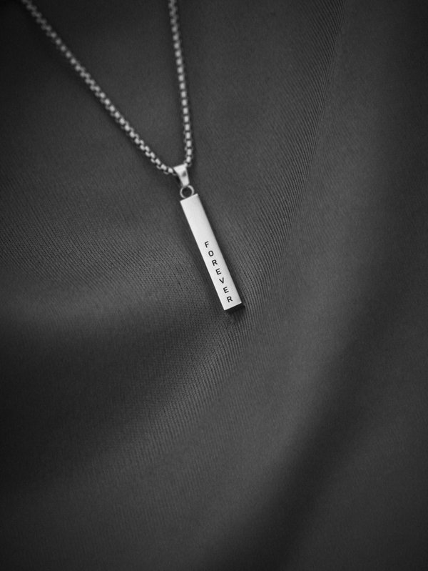 Bijoux à graver homme : un style unique à votre image